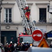 Los bomberos trabajan en el lugar de la explosión de una panadería en el centro de París