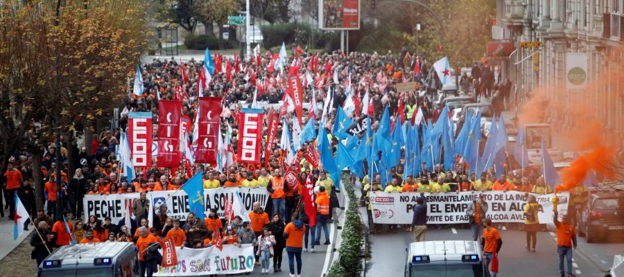 Trabajadores de Alcoa se manifiestan por las calles de La Coruña contra el ERE Trabajadores de Alcoa se manifiestan por las calles de La Coruña contra el ERE