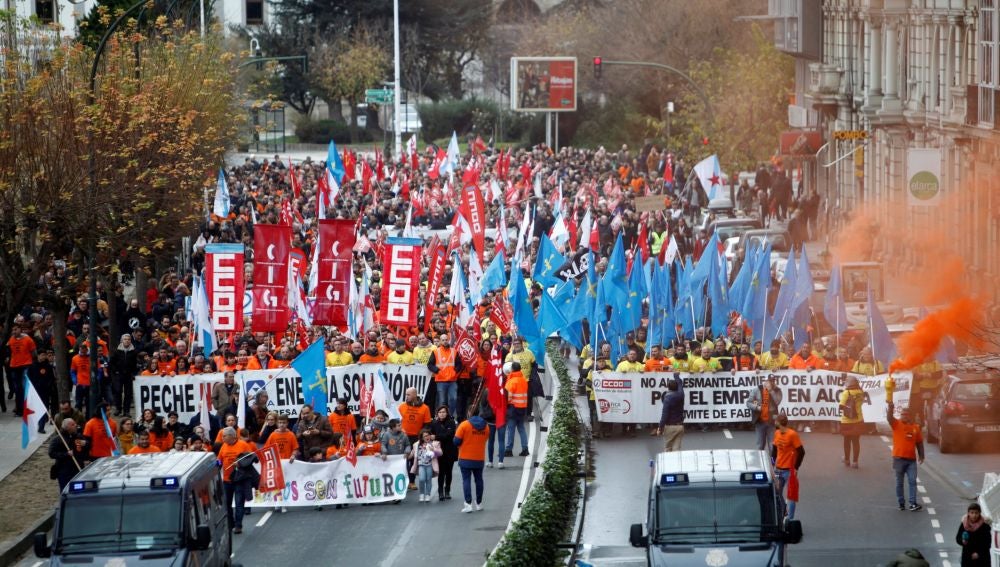 Trabajadores de Alcoa se manifiestan por las calles de La Coruña contra el ERE