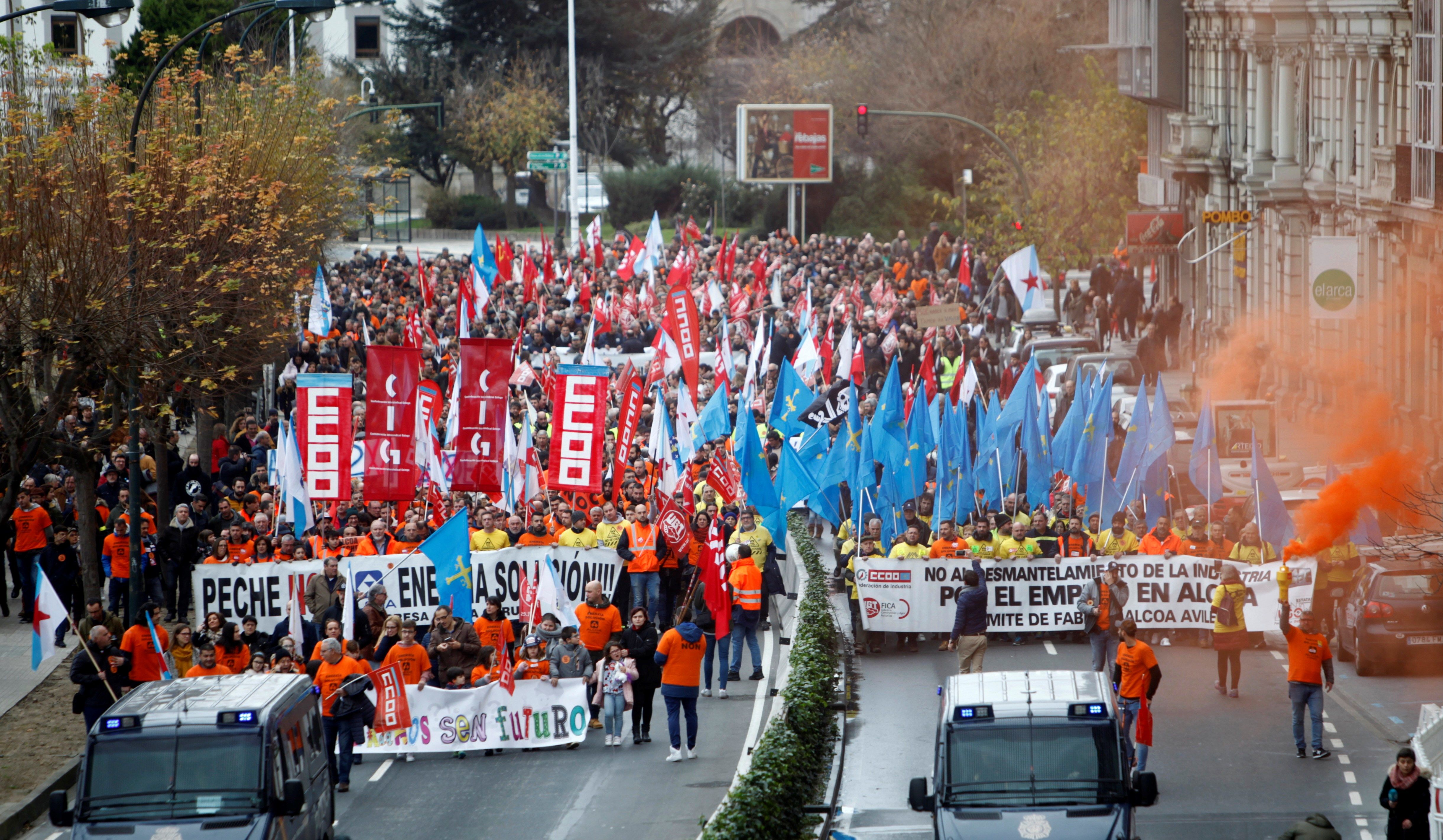 Miles de personas se manifiestan en La Coruña contra el cierre de Alcoa Miles de personas se manifiestan en La Coruña contra el cierre de Alcoa