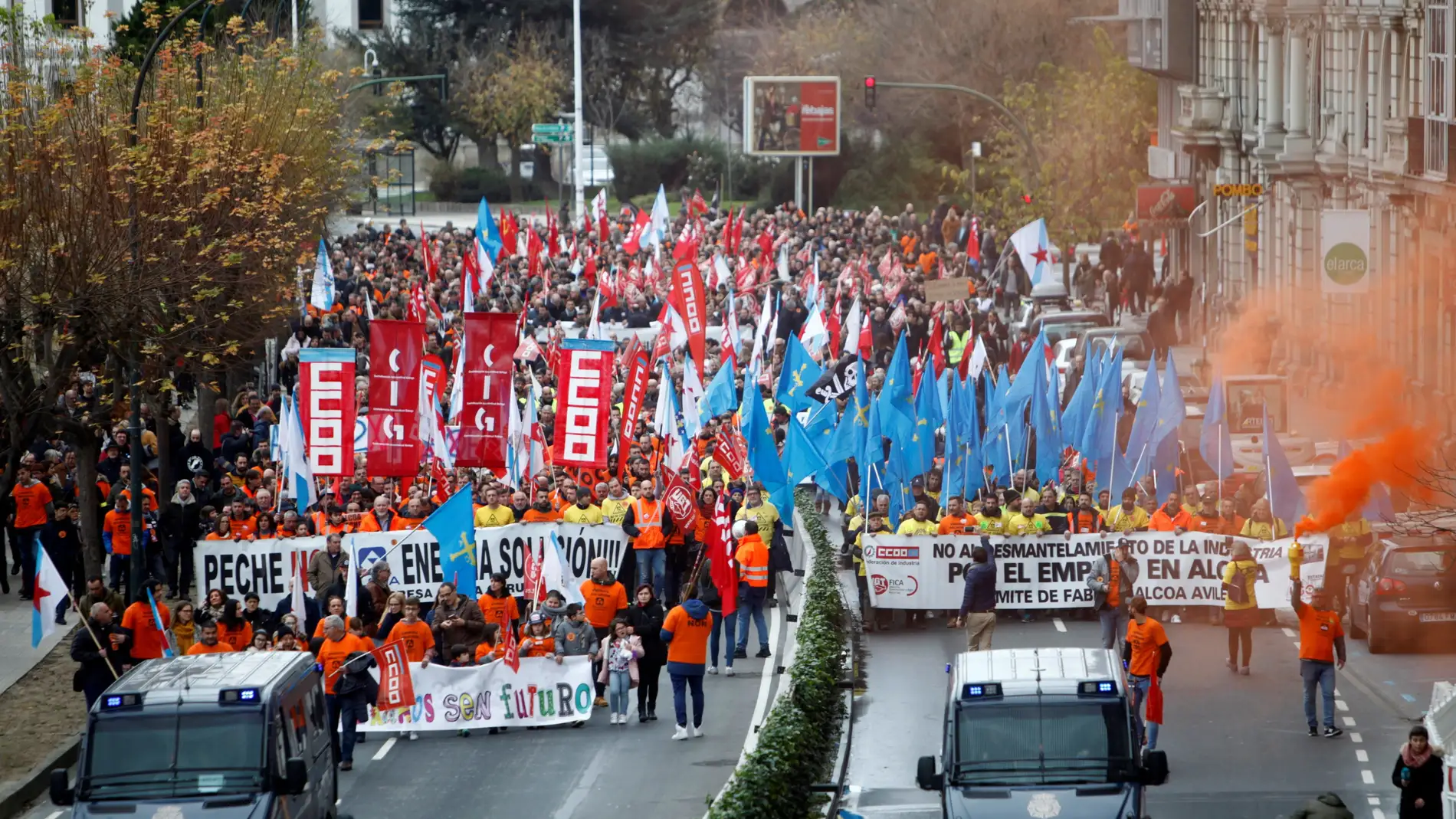 Trabajadores de Alcoa se manifiestan por las calles de La Coruña contra el ERE