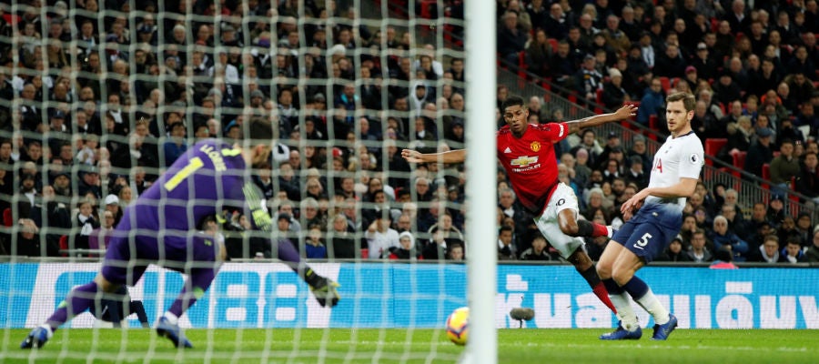 Rashford define en lo que sería el 0-1 del partido Rashford define en lo que sería el 0-1 del partido