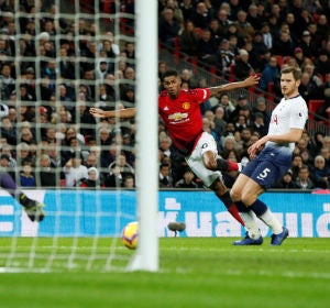 Rashford define en lo que sería el 0-1 del partido Rashford define en lo que sería el 0-1 del partido