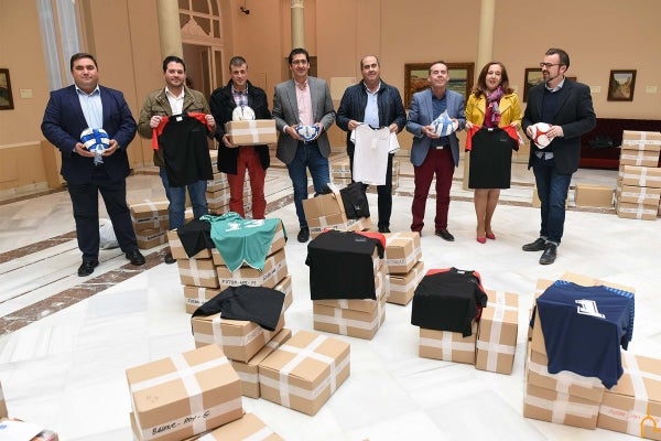 La Diputación equipa a 4.500 menores, proporciona material y paga monitores a los 82 ayuntamientos que han solicitado escuelas deportivas La Diputación equipa a 4.500 menores, proporciona material y paga monitores a los 82 ayuntamientos que han solicitado escuelas deportivas