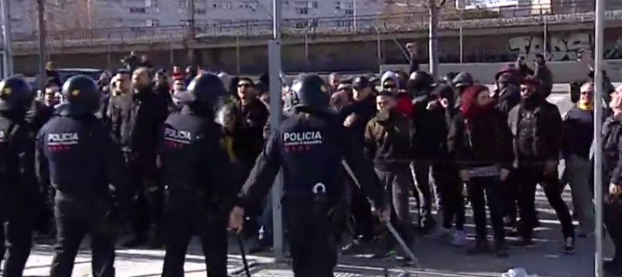 Los Mossos dispersan una protesta contra un acto de Vox en L'Hospitalet de Llobregat Los Mossos dispersan una protesta contra un acto de Vox en L'Hospitalet de Llobregat