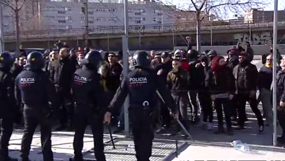Los Mossos dispersan una protesta contra un acto de Vox en L'Hospitalet de Llobregat