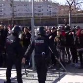 Los Mossos dispersan una protesta contra un acto de Vox en L'Hospitalet de Llobregat