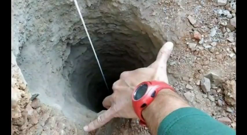 Antonio Ros Esteban, bombero en Cartagena: "El pozo no está recubierto, y cualquier cosa puede provocar que la pared pueda caer al fondo" Antonio Ros Esteban, bombero en Cartagena: "El pozo no está recubierto, y cualquier cosa puede provocar que la pared pueda caer al fondo"