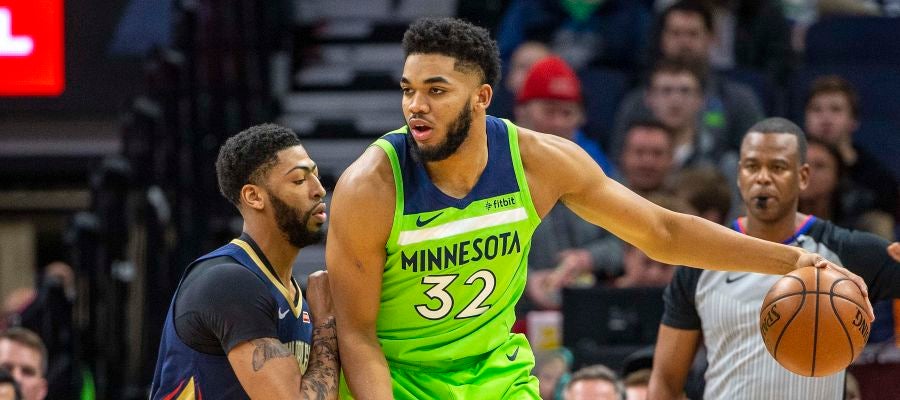 Karl-Anthony Towns postea a Anthony Davis Karl-Anthony Towns postea a Anthony Davis