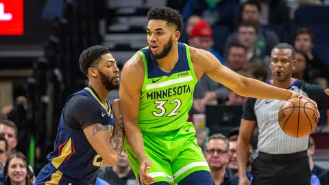 Karl-Anthony Towns postea a Anthony Davis Karl-Anthony Towns postea a Anthony Davis