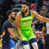 Karl-Anthony Towns postea a Anthony Davis Karl-Anthony Towns postea a Anthony Davis