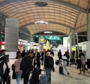 Pasajeros en la terminal de salidas del Aeropuerto de Alicante-Elche. Pasajeros en la terminal de salidas del Aeropuerto de Alicante-Elche.