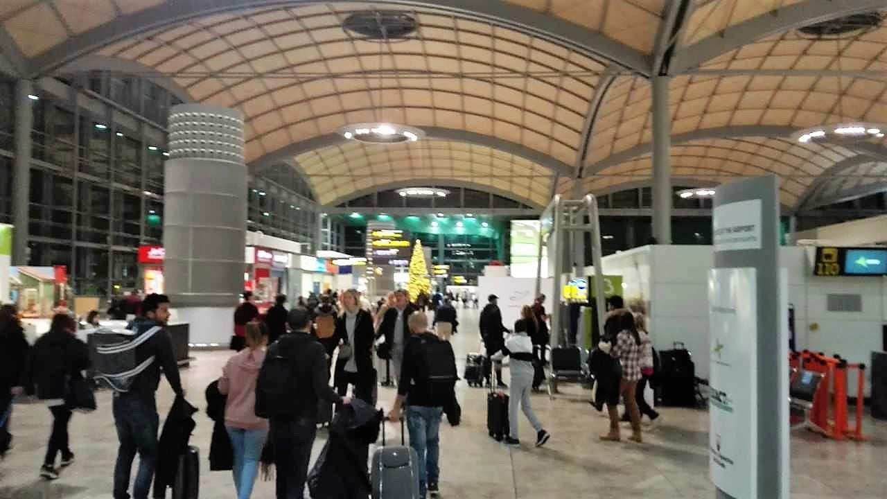 El aeropuerto de El Altet bate en 2018 su récord de pasajeros tras crecer un 2% respecto al año anterior El aeropuerto de El Altet bate en 2018 su récord de pasajeros tras crecer un 2% respecto al año anterior