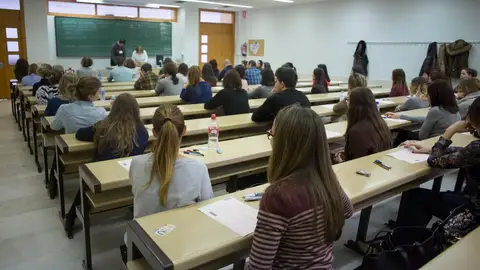 Miles de opositores de enfermería acuden al campus de Salamanca por la celebración del examen de oposición Miles de opositores de enfermería acuden al campus de Salamanca por la celebración del examen de oposición