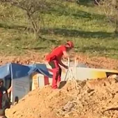laSexta Noticias 14:00 (14-01-19) Se complica el rescate de Yulen: topan con una zona dura de tierra en el pozo donde cayó el niño en Málaga laSexta Noticias 14:00 (14-01-19) Se complica el rescate de Yulen: topan con una zona dura de tierra en el pozo donde cayó el niño en Málaga