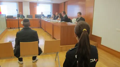El acusado prestando declaración esta mañana en el juzgado. El acusado prestando declaración esta mañana en el juzgado.
