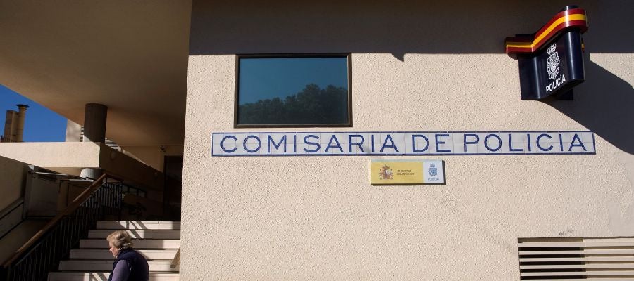 Vista del exterior de la comisaría de la Policía Nacional donde se encuentra arrestado el presunto autor del asesinato ayer en Fuengirola Vista del exterior de la comisaría de la Policía Nacional donde se encuentra arrestado el presunto autor del asesinato ayer en Fuengirola