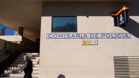 Vista del exterior de la comisar&iacute;a de la Polic&iacute;a Nacional donde se encuentra arrestado el presunto autor del asesinato ayer en Fuengirola 