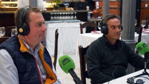 Ra&uacute;l Romero y Ernesto Ruiz, en el Mes&oacute;n Cantarrana tras el homenaje a P&eacute;rez Canca