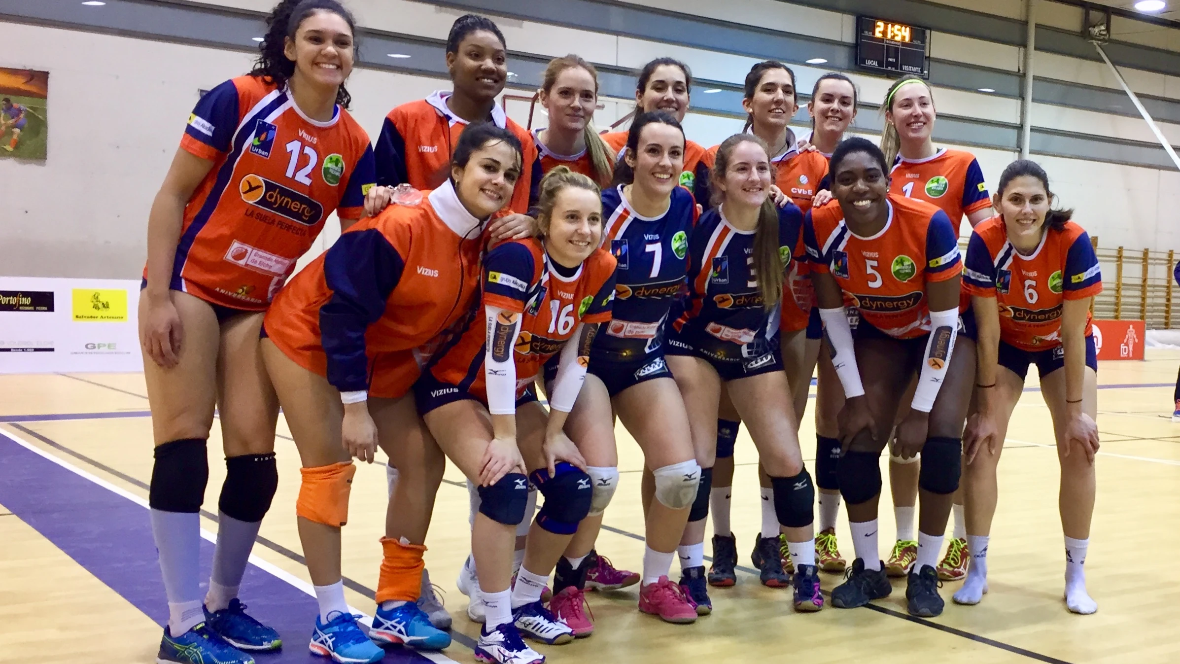Las jugadoras del CV ESD-Granadas de Elche, tras la importante victoria ante el Haro Rioja Voley. VOLEIBOL
