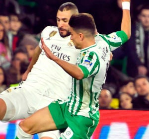 El defensa del Real Betis, Marc Bartra, intenta cortar el avance del delantero francés del Real Madrid, Karim Benzema El defensa del Real Betis, Marc Bartra, intenta cortar el avance del delantero francés del Real Madrid, Karim Benzema
