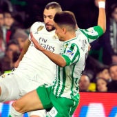 El defensa del Real Betis, Marc Bartra, intenta cortar el avance del delantero francés del Real Madrid, Karim Benzema