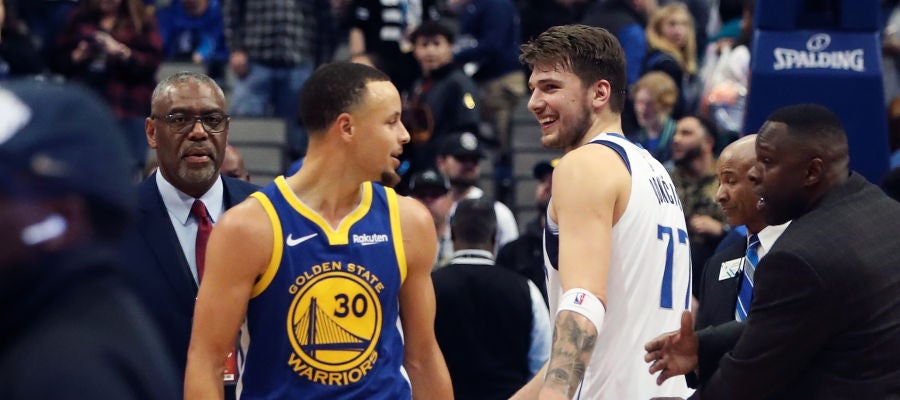 Curry y Doncic se cruzan en mita de la pista Curry y Doncic se cruzan en mita de la pista