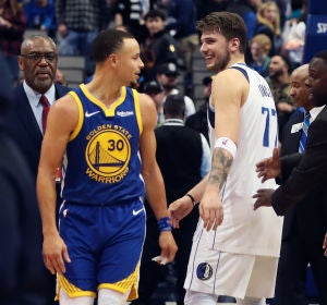 Curry y Doncic se cruzan en mita de la pista Curry y Doncic se cruzan en mita de la pista
