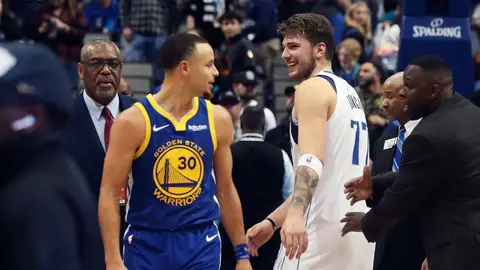 Curry y Doncic se cruzan en mita de la pista Curry y Doncic se cruzan en mita de la pista