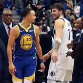 Curry y Doncic se cruzan en mita de la pista Curry y Doncic se cruzan en mita de la pista