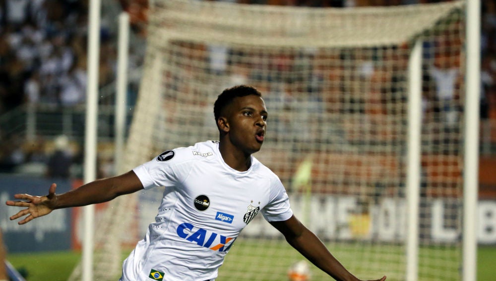 Rodrygo celebra un gol con Santos
