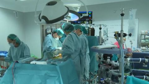 Imagen de archivo de unos cirujanos realizando una operaci&oacute;n en quir&oacute;fano