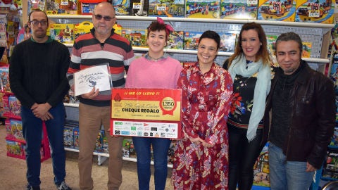 La alcaldesa, Pilar Zamora, ha hecho entrega del cheque-regalo