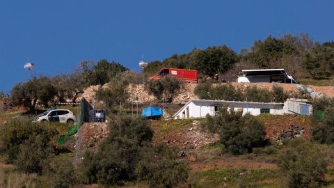 Miembros de la Guardia Civil en los alrededores de la finca privada en Total&aacute;n