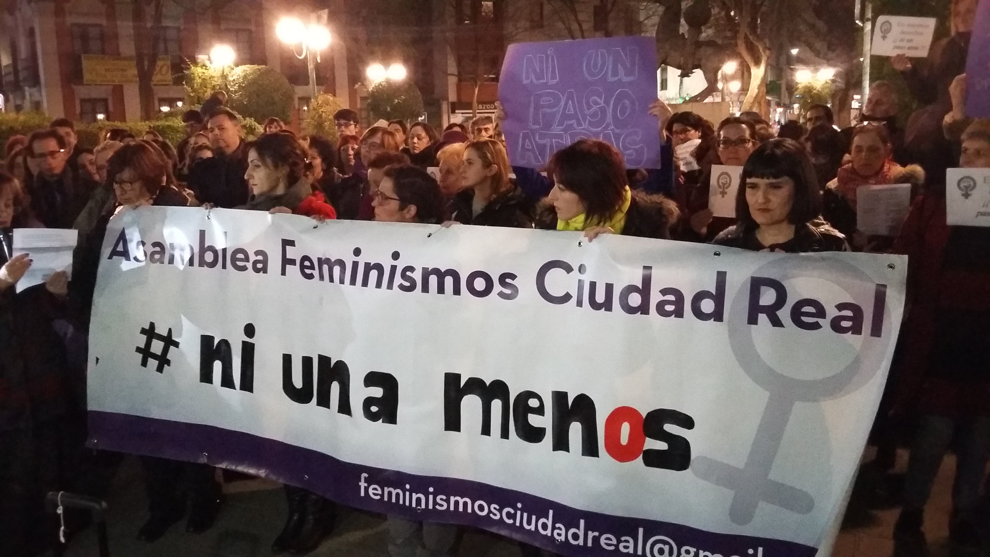 "¡Ni un paso atrás!", varios cientos de personas claman en Ciudad Real contra la violencia machista "¡Ni un paso atrás!", varios cientos de personas claman en Ciudad Real contra la violencia machista