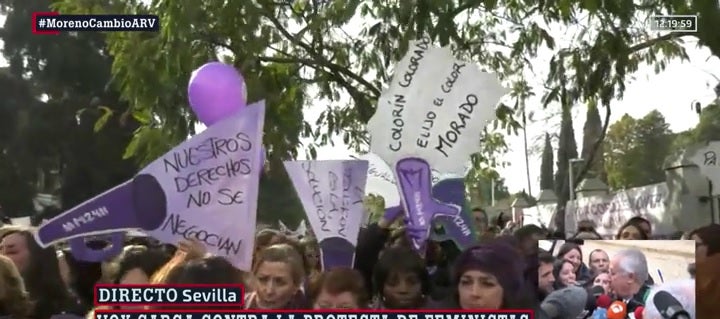 Miles de mujeres y hombres secundan la protesta feminista en el Parlamento andaluz: "En igualdad, ni un paso atrás" Miles de mujeres y hombres secundan la protesta feminista en el Parlamento andaluz: "En igualdad, ni un paso atrás"