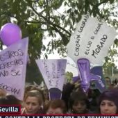 Concentración feminista a las puertas del Parlamento andaluz