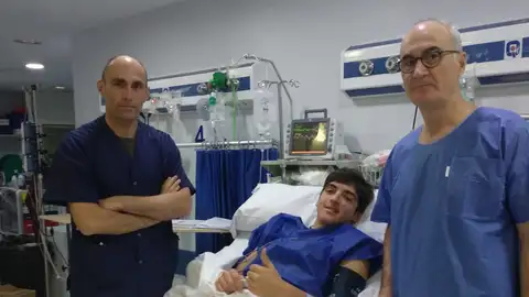 Los doctores Pedro Ripoll y César Quesada, junto con el mediapunta murciano Gonzalo Villar. ELCHE CF
