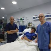 Los doctores Pedro Ripoll y César Quesada, junto con el mediapunta murciano Gonzalo Villar.