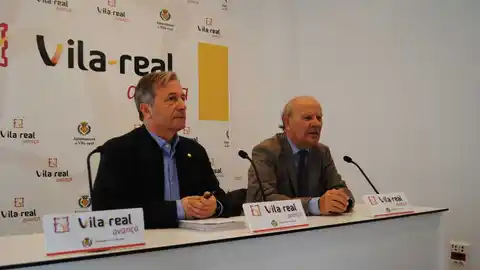 El regidor de Cultura Eduardo Pérez i el president de l´Acadèmia Valenciana de la Llengua, Ramón Ferrrer durant la roda de premsa. Es tracta de testaments, filiacions, inventaris, escriptures, transaccions comercials i capítols matrimonials.