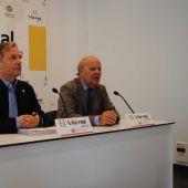 El regidor de Cultura Eduardo Pérez i el president de l´Acadèmia Valenciana de la Llengua, Ramón Ferrrer durant la roda de premsa. 