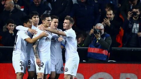 Santi Mina celebra su gol con los jugadores del Valencia