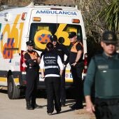 Algunos de los efectivos que colaboran en la búsqueda del niño que cayó en un pozo en Totalán (Málaga).