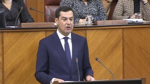Juanma Moreno Bonilla durante su discurso en el Parlamento de Andaluc&iacute;a