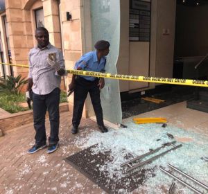 Agentes de seguridad acordonan la zona donde se produjeron una explosión y un tiroteo en un complejo hotelero del norte de Nairobi, kenia Agentes de seguridad acordonan la zona donde se produjeron una explosión y un tiroteo en un complejo hotelero del norte de Nairobi, kenia