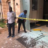 Agentes de seguridad acordonan la zona donde se produjeron una explosión y un tiroteo en un complejo hotelero del norte de Nairobi, kenia