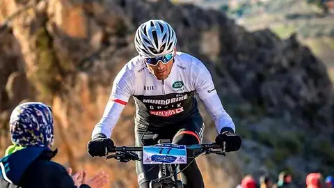 Manuel Sánchez, con su nuevo maillot, en la salida de la prueba de Jumilla. CICLISMO