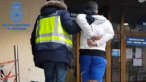 Uno de los detenidos como responsable de los atracos a taxistas en Palma. Uno de los detenidos como responsable de los atracos a taxistas en Palma.