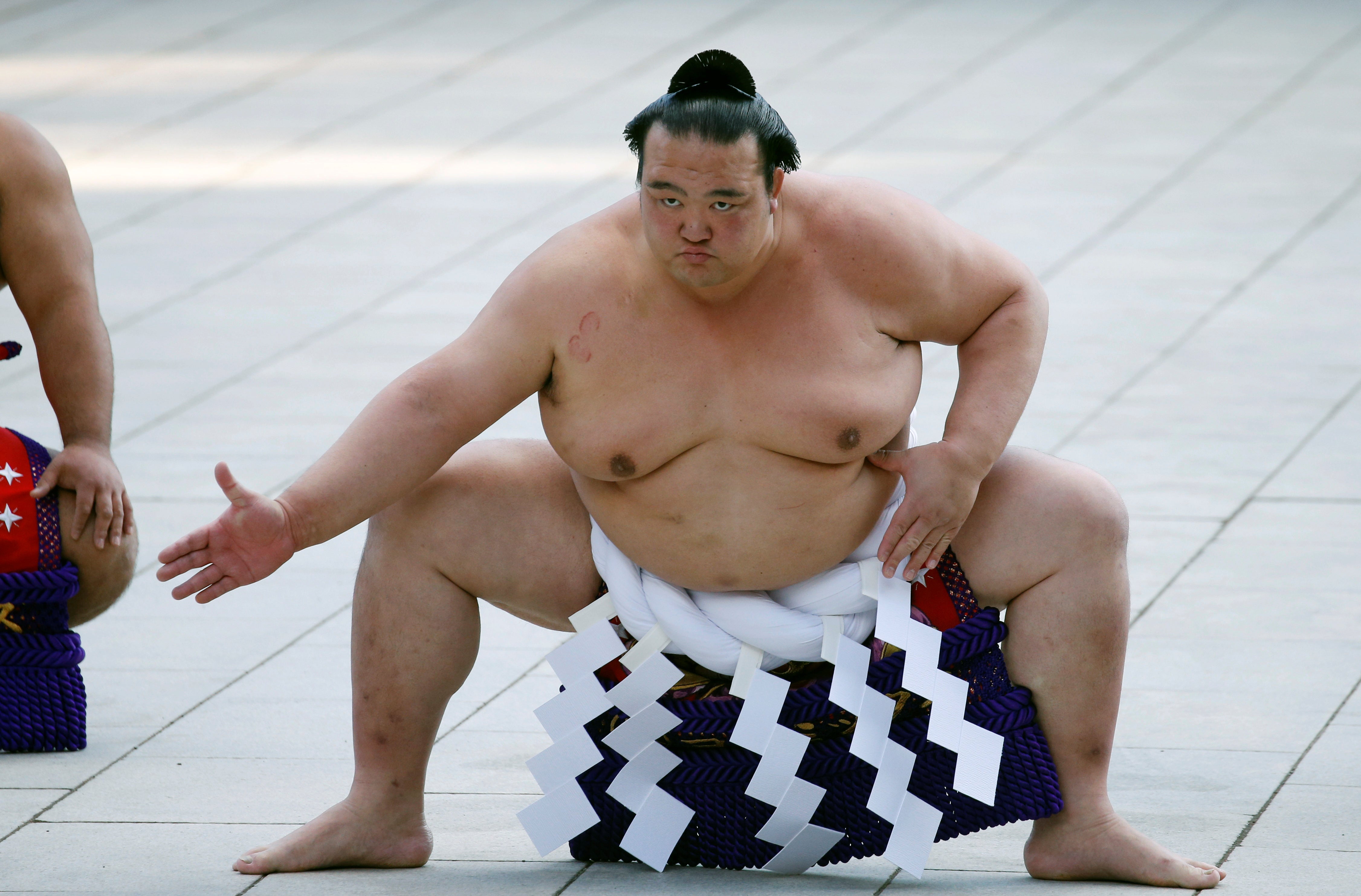 El luchador de sumo japonés Yokozuna Kisenosato anuncia su retirada El luchador de sumo japonés Yokozuna Kisenosato anuncia su retirada