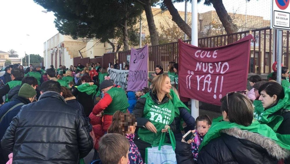 Concentración de madres y padres de alumnos del colegio público La Paz de Torrellano
